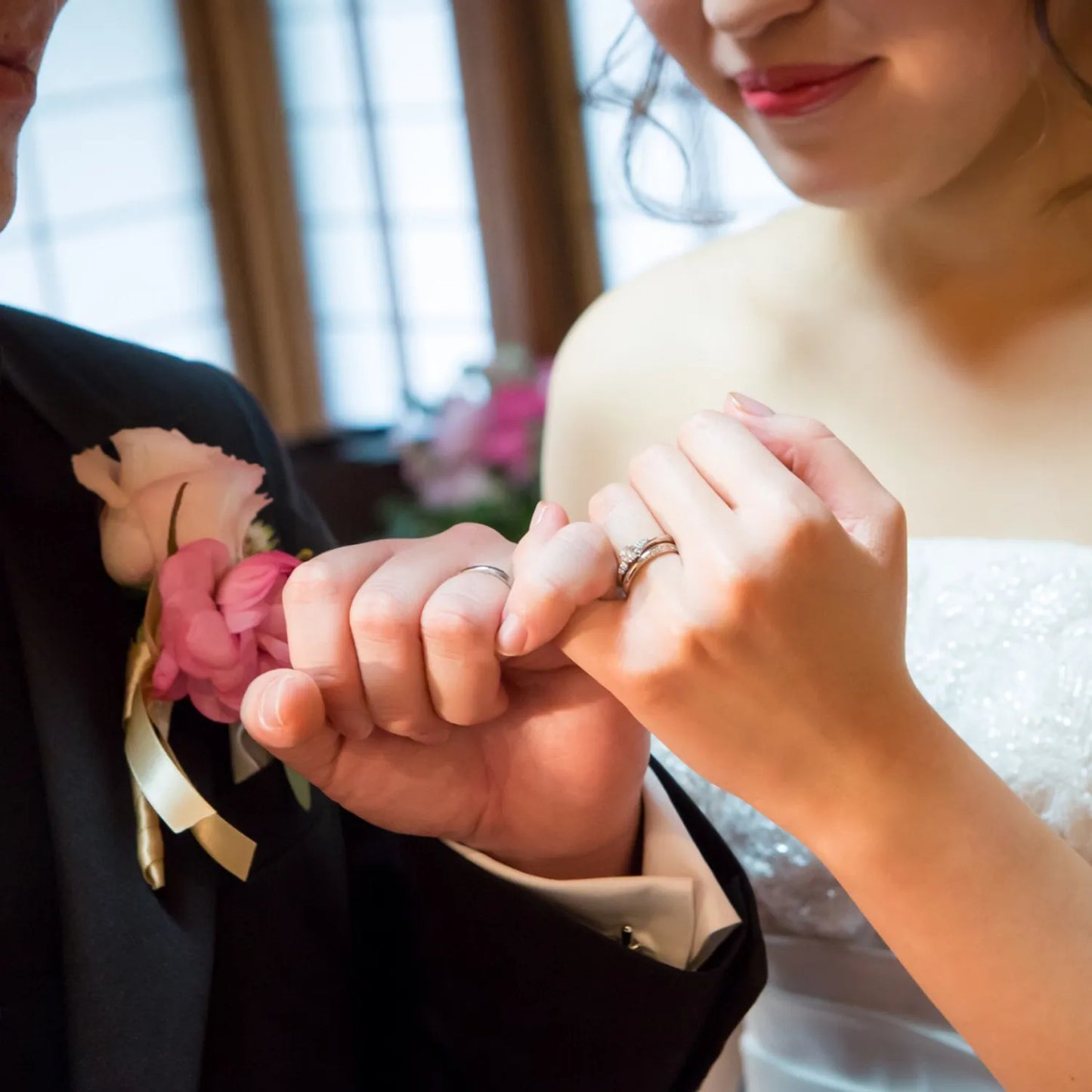 結婚指輪 プラチナダイヤモンドリング ウェーブタイプ M08FH 挙式写真