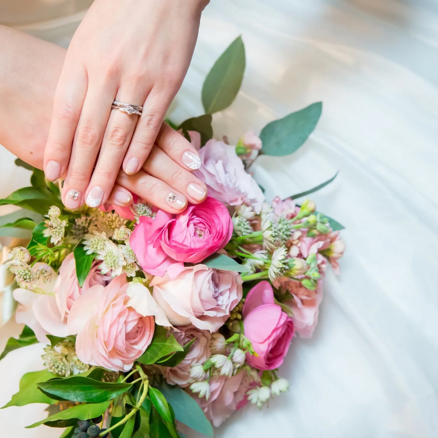 結婚指輪 プラチナダイヤモンドリング ウェーブタイプ M08FH 花嫁着用2