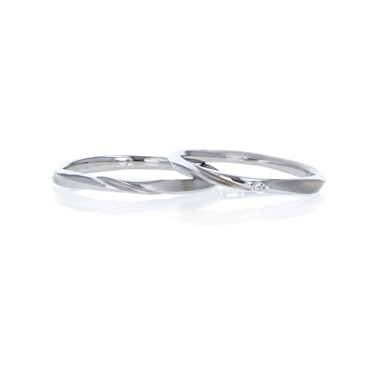 和紙のような質感と繊細な折り目模様が美しい、細身の結婚指輪。ペアで15万円台。正面