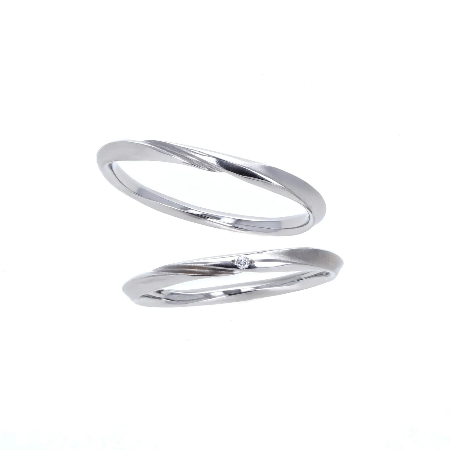 和紙のような質感と繊細な折り目模様が美しい、細身の結婚指輪。ペアで15万円台。斜め