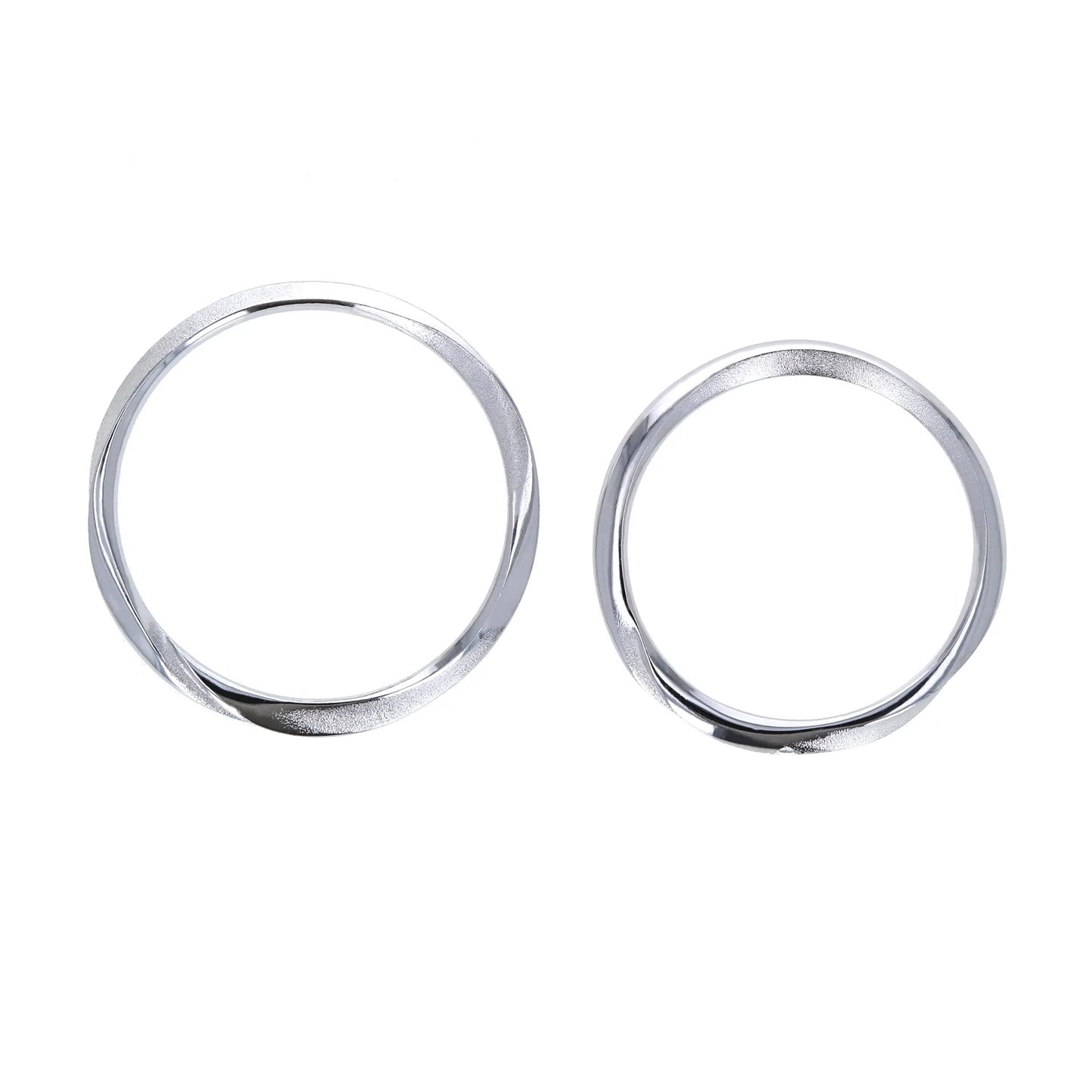 和紙のような質感と繊細な折り目模様が美しい、細身の結婚指輪。ペアで15万円台。上面