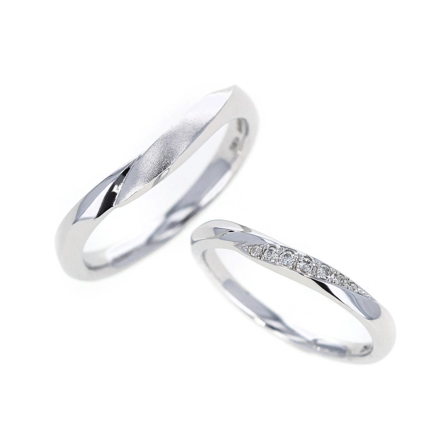 プラチナゆるいV字ラインの結婚指輪 斜め