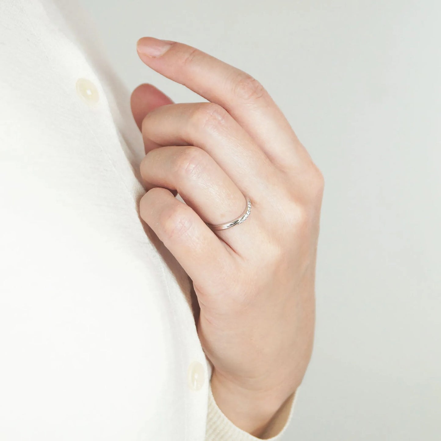 プラチナゆるいV字ラインの結婚指輪 女性試着