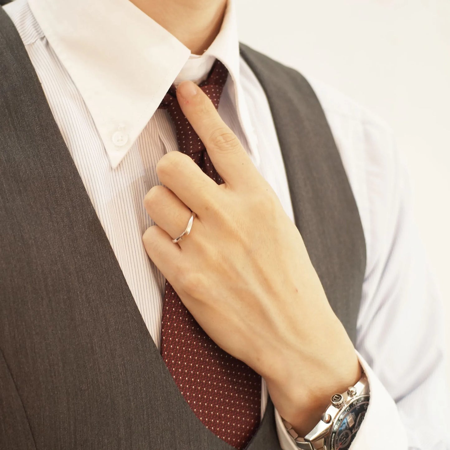 プラチナゆるいV字ラインの結婚指輪 男性試着