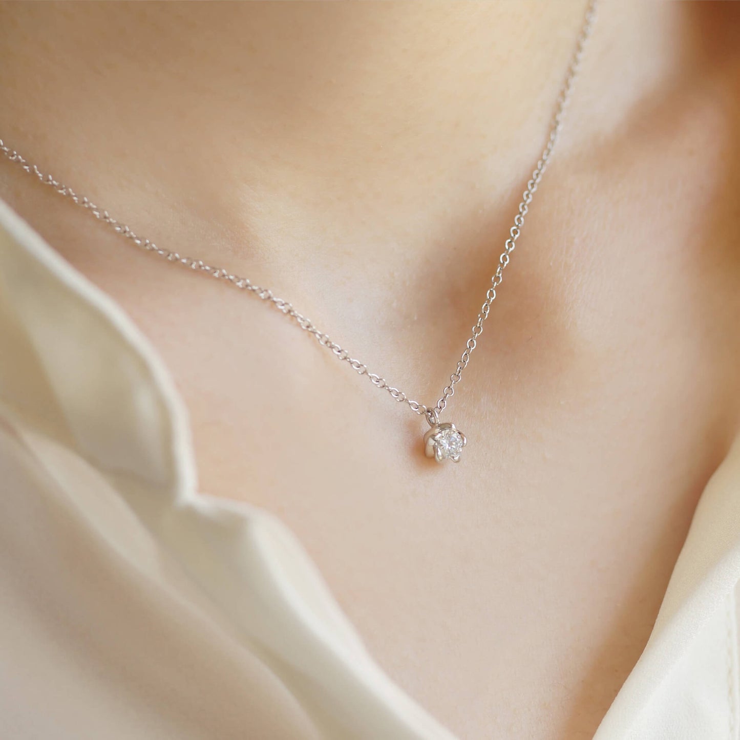 一粒ダイヤモンドのフラワーモチーフ婚約ネックレス 着用イメージ