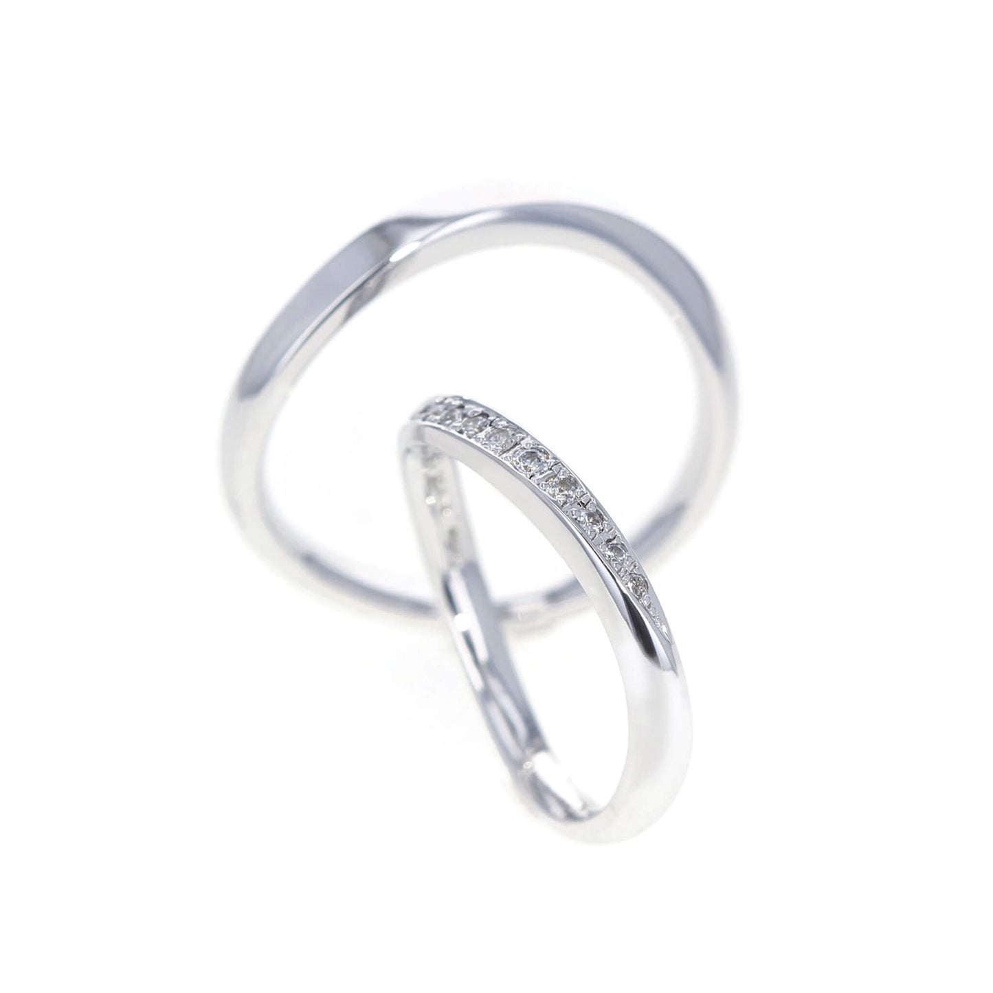 プラチナウェーブラインの結婚指輪 斜め