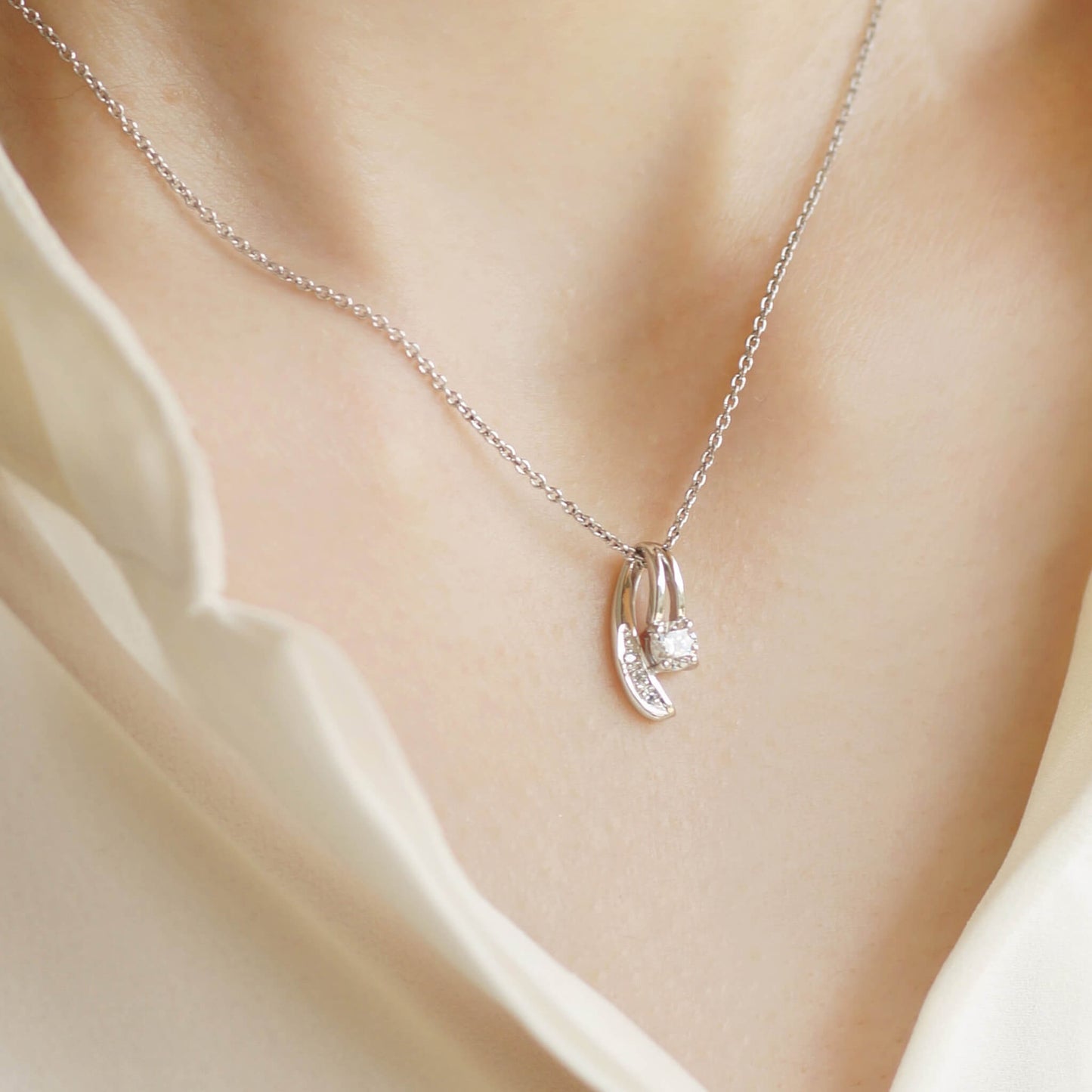 婚約ネックレス Rippled 個性的なアシンメトリーのダイヤモンドネックレス