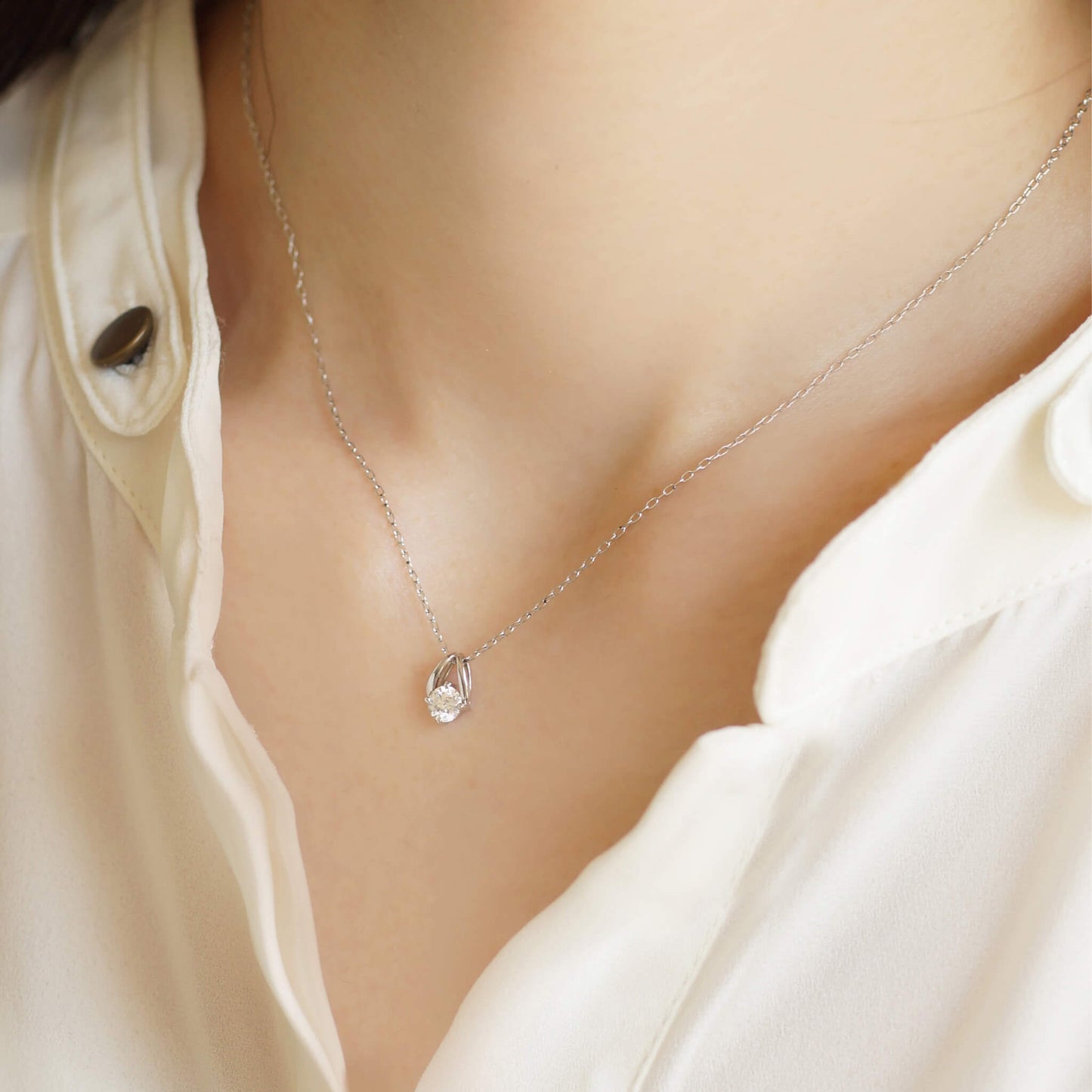 大人っぽく上品なデコルテを演出する高品質ダイヤモンドネックレス 着用画像