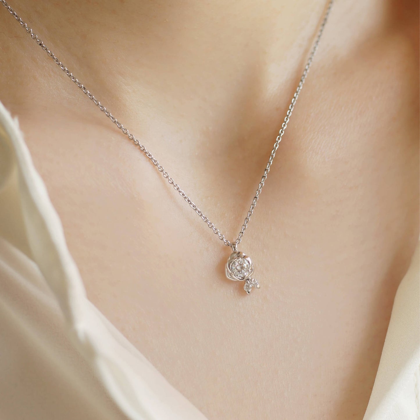 バラの花びらと雫のようなメレダイヤが美しい婚約ネックレス Captive rose 装着イメージ