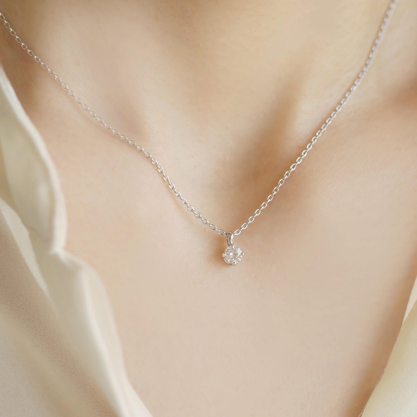 ダイヤモンドの凛とした美しさを引き立てるシャープなデザインの婚約ネックレス Dignified 装着イメージ