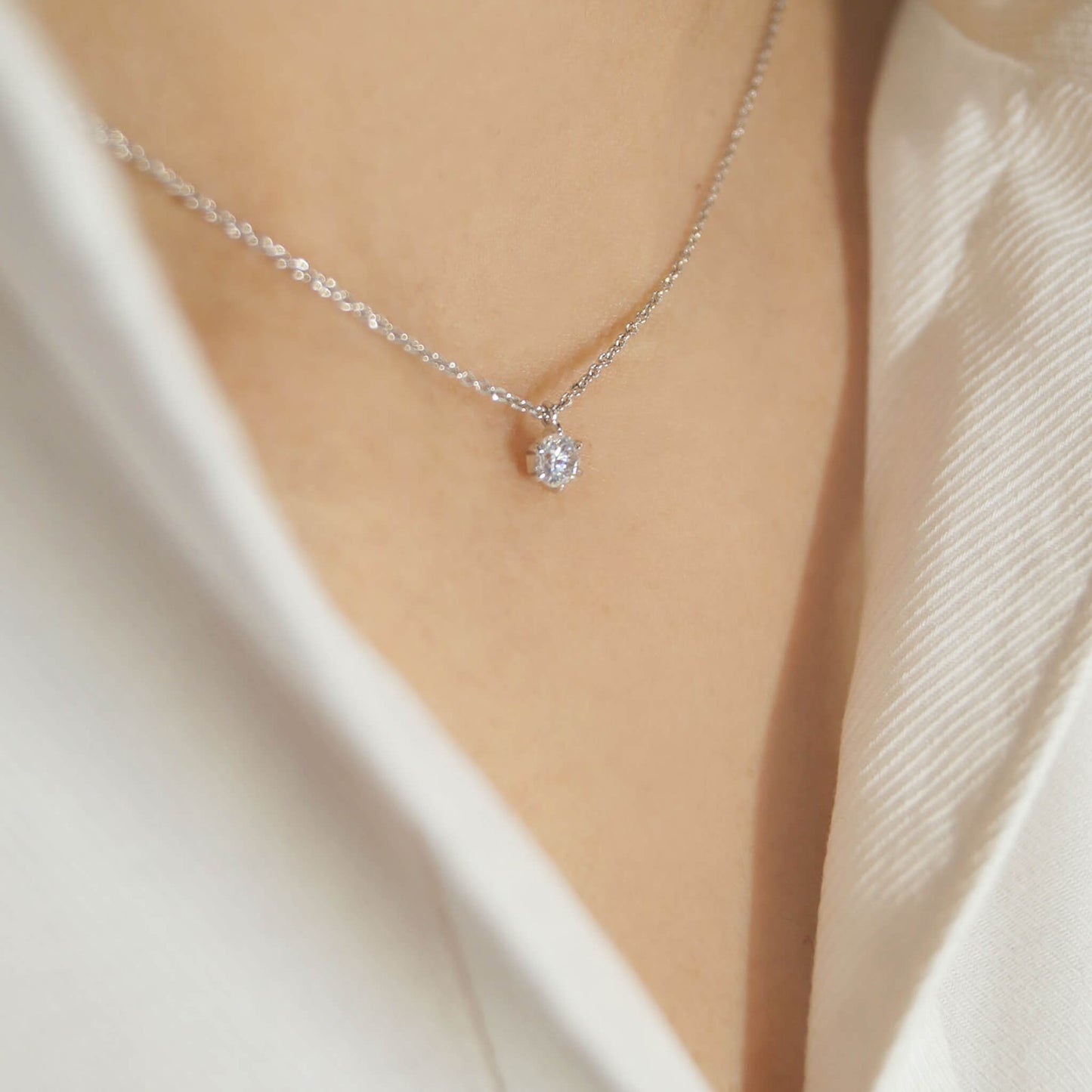婚約ネックレス Illustrious プラチナ 一粒ダイヤモンドネックレス 装着イメージ2