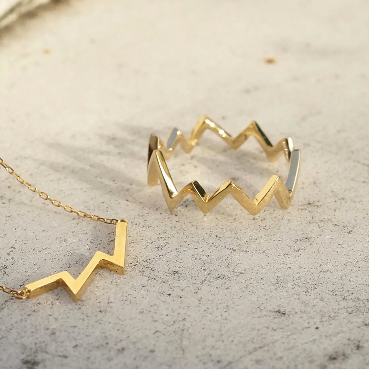 K18リング/ 大人の女性におすすめ/ 稲妻モチーフ / イエローゴールド K18リング/ 大人の女性におすすめ/ 稲妻モチーフ / イエローゴールド