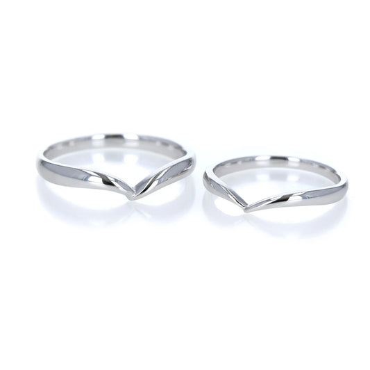 つないだ手を表現したv字ラインの結婚指輪