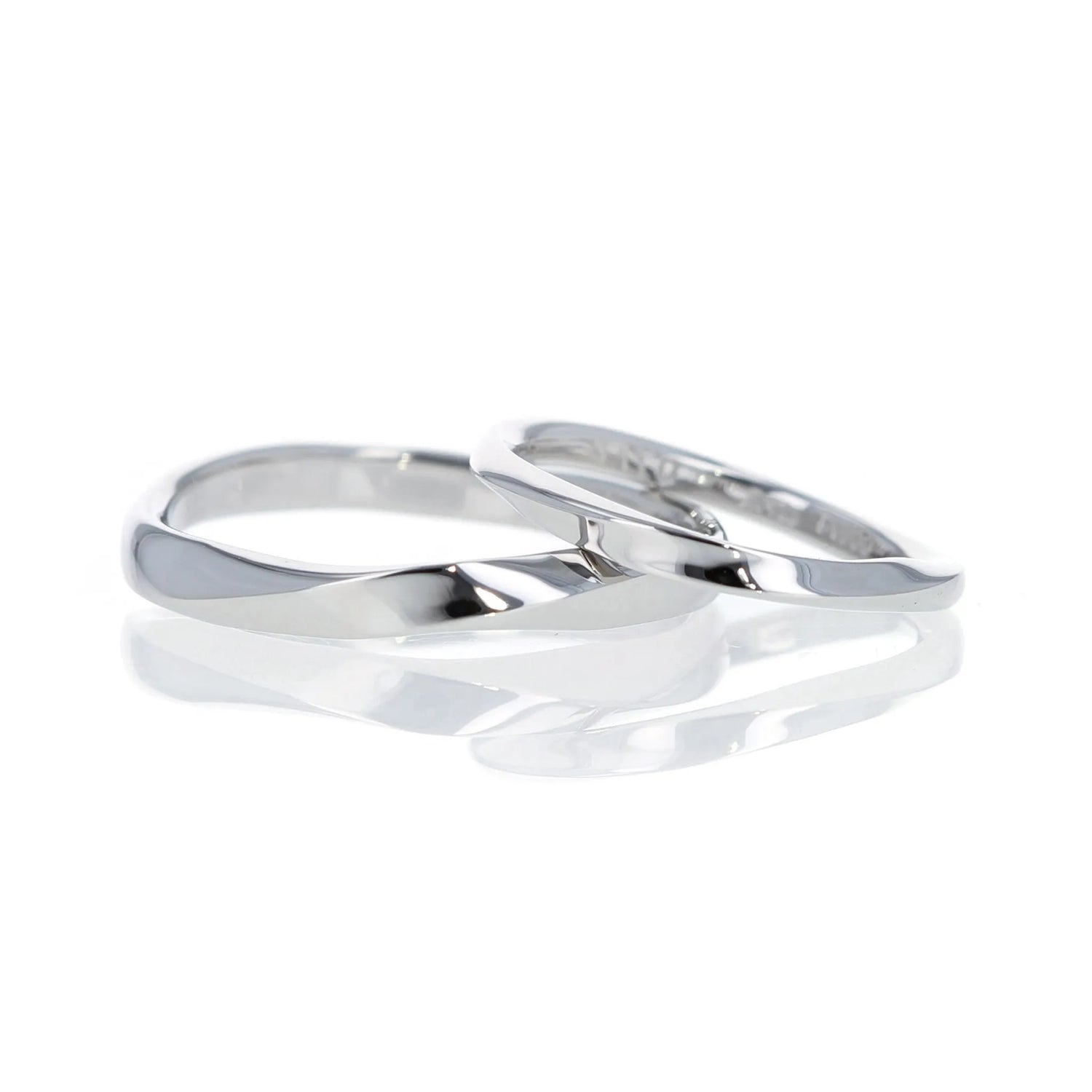  ひねりとエッジのきいたシンプルなデザインの結婚指輪