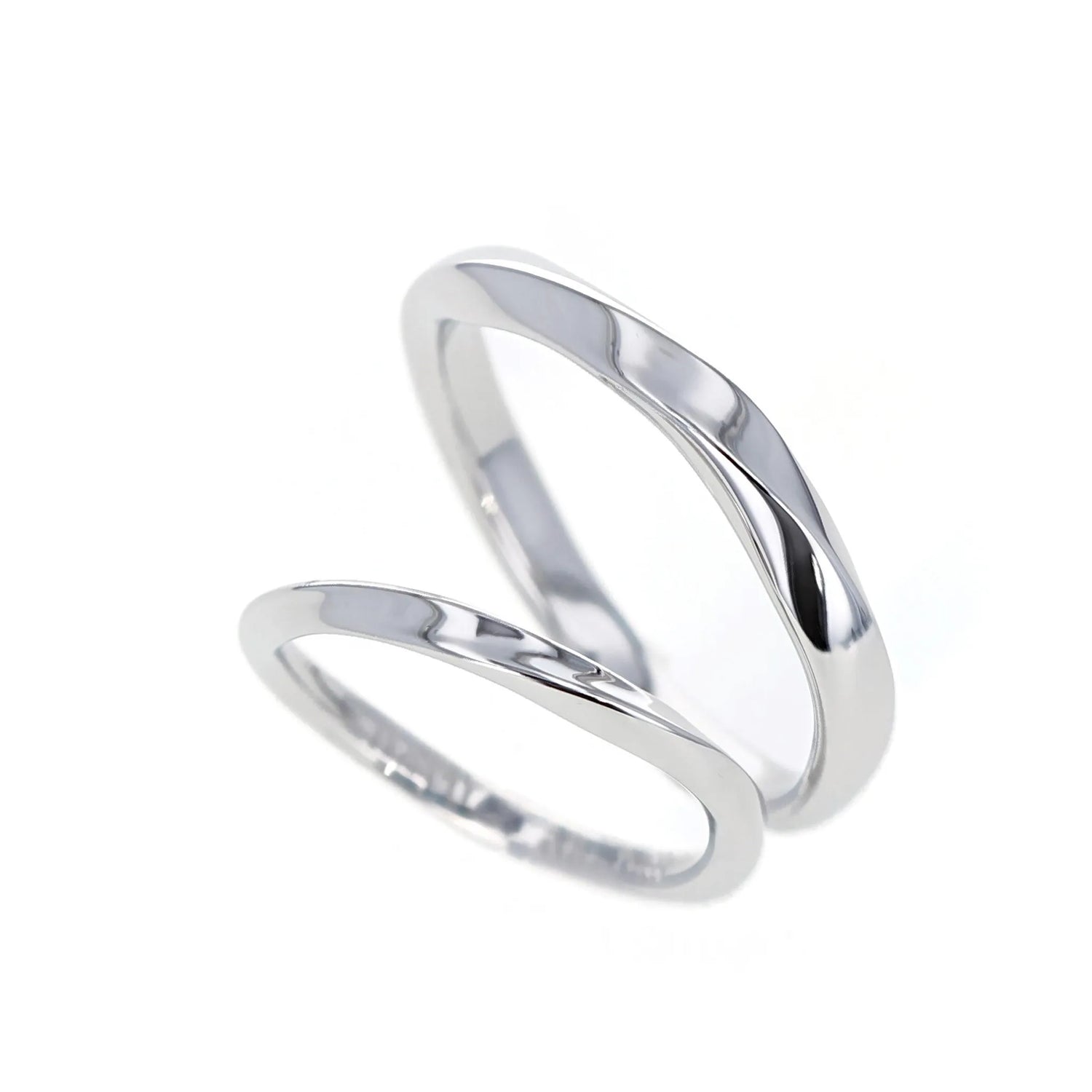  ひねりとエッジのきいたシンプルなデザインの結婚指輪　斜めから