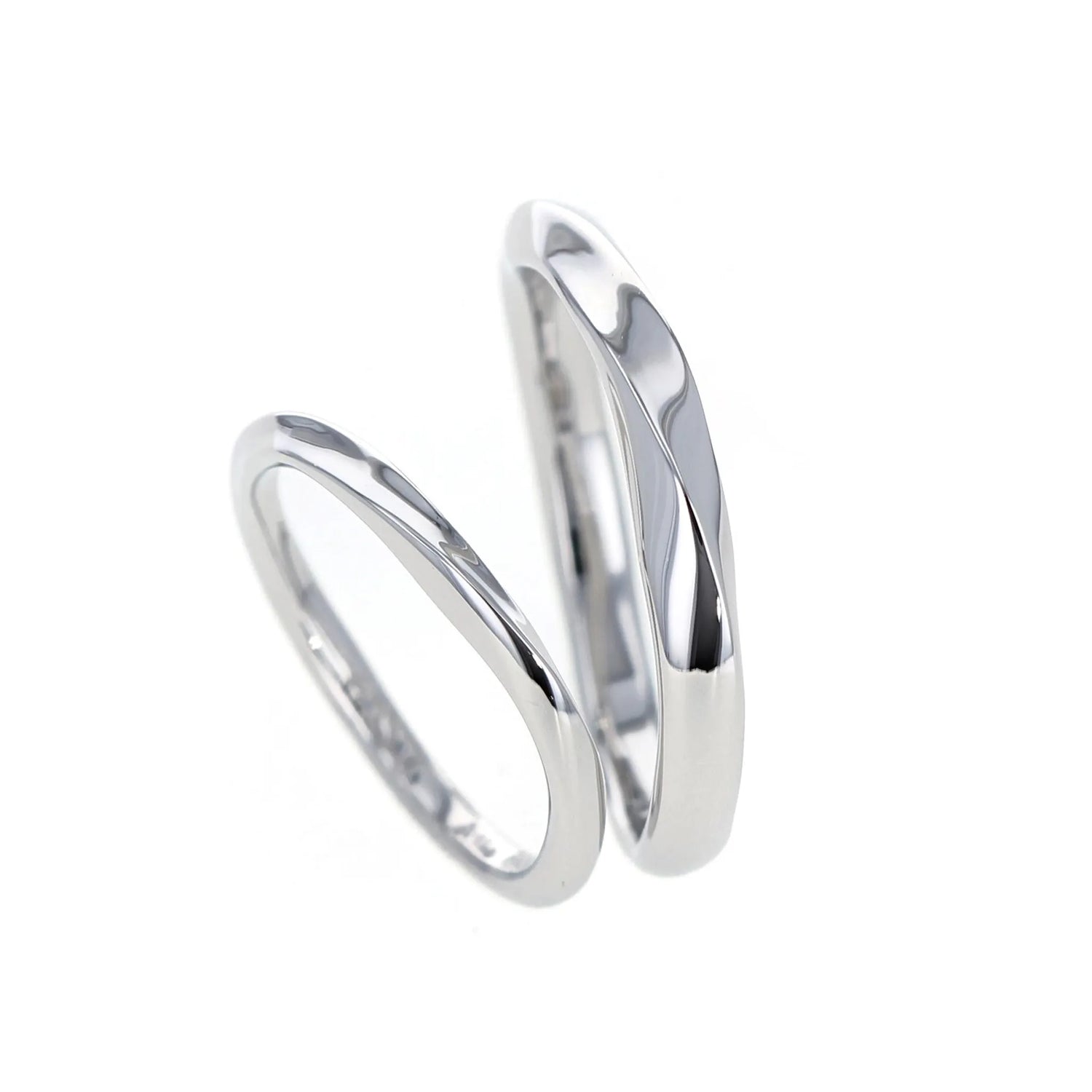  ひねりとエッジのきいたシンプルなデザインの結婚指輪　より斜めから