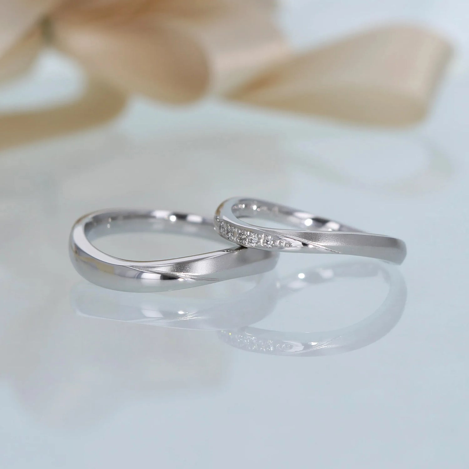 ウェーブデザインの結婚指輪 プラチナ製 ウェーブデザインの結婚指輪 プラチナ製