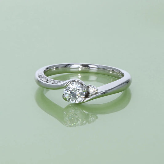 プラチナダイヤモンドリング Lovingly wrapped