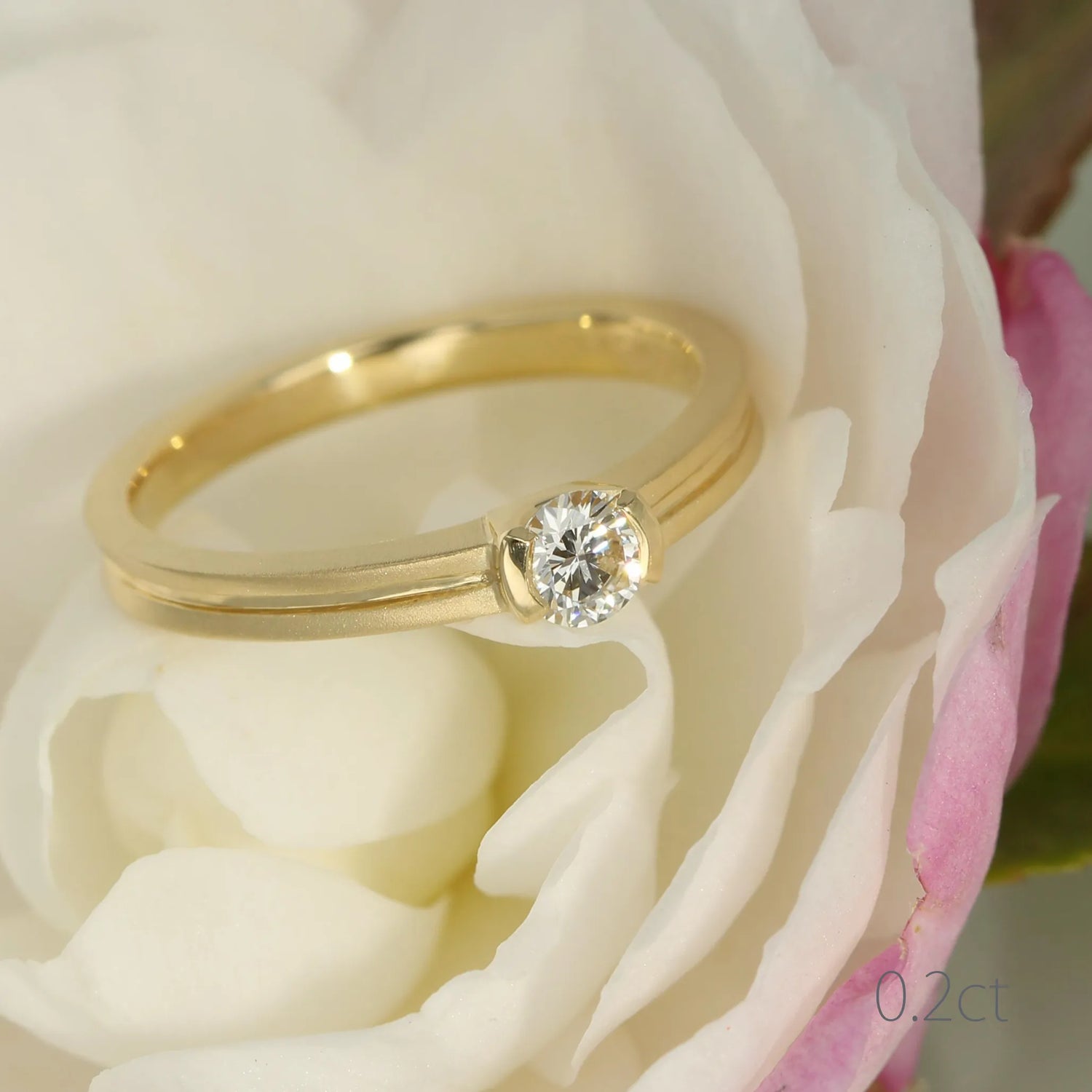 普段使いにもぴったりな婚約指輪をお探しの方には、ゴールド(18金)がおすすめ。