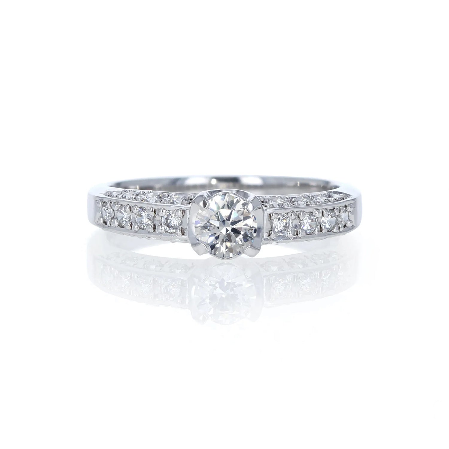 ダイヤモンドを敷き詰めた贅沢な輝き。熟練職人の丁寧な手仕事から生まれる、一生ものの婚約指輪。